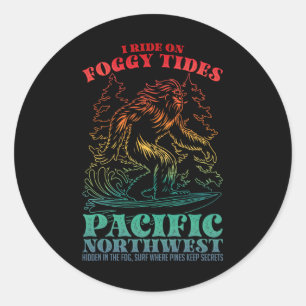 Pegatina Redonda Bigfoot Surfing I Cabalgo En Mareas Brumosas Pacíf