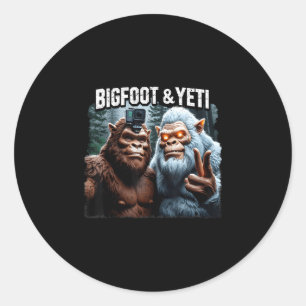 Pegatina Redonda Bigfoot y yeti selfie bosque retro naturaleza
