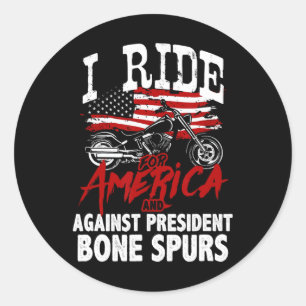 Pegatina Redonda Biker Anti Trump resiste contra espolones óseos de