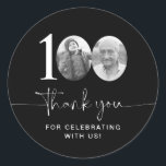 Pegatina Redonda Black 100th Birthday Gracias<br><div class="desc">Añade un toque personal a tus favores de fiesta con este pegatina de 100 años personalizable. Diseñado para hacer su celebración de hitos extra especial, este pegatina le permite añadir su propia foto y personalizar el texto para un conservador único. Perfecto para adjuntar favores de fiesta, bolsos de regalo o...</div>