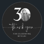 Pegatina Redonda Black 30th Birthday Gracias<br><div class="desc">Añade un toque personal a tus favoritos de fiesta con este pegatina de 30 años personalizable. Diseñado para hacer su celebración de hitos extra especial, este pegatina le permite añadir su propia foto y personalizar el texto para un conservador único. Perfecto para adjuntar favores de fiesta, bolsos de regalo o...</div>