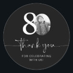 Pegatina Redonda Black 80th Birthday Gracias<br><div class="desc">Añade un toque personal a tus favores de fiesta con este pegatina de cumpleaños número 80 personalizable! Diseñado para hacer su celebración de hitos extra especial, este pegatina le permite añadir su propia foto y personalizar el texto para un conservador único. Perfecto para adjuntar favores de fiesta, bolsos de regalo...</div>