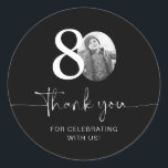 Pegatina Redonda Black 80th Birthday Gracias<br><div class="desc">Añade un toque personal a tus favores de fiesta con este pegatina de cumpleaños número 80 personalizable! Diseñado para hacer su celebración de hitos extra especial, este pegatina le permite añadir su propia foto y personalizar el texto para un conservador único. Perfecto para adjuntar favores de fiesta, bolsos de regalo...</div>