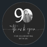 Pegatina Redonda Black 90th Birthday Gracias<br><div class="desc">Añade un toque personal a tus favoritos de fiesta con este pegatina de 90 años personalizable. Diseñado para hacer su celebración de hitos extra especial, este pegatina le permite añadir su propia foto y personalizar el texto para un conservador único. Perfecto para adjuntar favores de fiesta, bolsos de regalo o...</div>