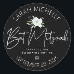Pegatina Redonda Black Bat Mitzvah Plata Script Floral Watercolor<br><div class="desc">Estar orgulloso, regocijarse y celebrar este hito de su Bat Mitzvah favorito cada vez que use este sofisticado y personalizado pegatina! Una moda, impresionante, blanca y falsa purpurina plateada color de agua floral, un falso guión manuscrito de Relieve metalizado plateado y Estrella de David, así como tipografía sans serif blancos,...</div>