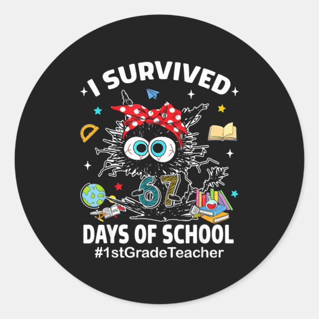 Pegatina Redonda Black Cat I Survived 67 Days Of School 1st Grade T (Anverso)