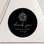 Pegatina Redonda Black Minimalista Disco Ball | Boda<br><div class="desc">Estos pegatinas modernos y elegantes de boda negro oscuro o ducha de novia presentan un estilo moderno y minimalista,  con un guión blanco escrito a mano que dice "gracias" así como texto clásico. En un ilustracion sutil se encuentra una bola de discoteca,  de dibujos a mano,  retro.</div>