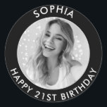 Pegatina Redonda Black Modern Classic Happy 21st Birthday Photo<br><div class="desc">Cute 21º cumpleaños feliz Personalizado de cumpleaños pegatinas de fotos en blanco y negro para la fiesta de cumpleaños de su hijo o hija. Cuentan con un lindo texto y una imagen personalizables. Perfecto para invitaciones y golosinas de bolsos fiestas.</div>