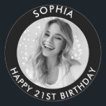 Pegatina Redonda Black Modern Classic Happy 21st Birthday Photo<br><div class="desc">Cute 21º cumpleaños feliz Personalizado de cumpleaños pegatinas de fotos en blanco y negro para la fiesta de cumpleaños de su hijo o hija. Cuentan con un lindo texto y una imagen personalizables. Perfecto para invitaciones y golosinas de bolsos fiestas.</div>