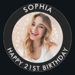 Pegatina Redonda Black Modern Classic Happy 21st Birthday Photo<br><div class="desc">Cute 21 cumpleaños feliz Personalizado de cumpleaños pegatinas de fotos para la fiesta de cumpleaños de su hijo o hija. Cuentan con un lindo texto y una imagen personalizables. Perfecto para invitaciones y golosinas de bolsos fiestas.</div>