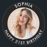 Pegatina Redonda Black Modern Classic Happy 21st Birthday Photo<br><div class="desc">Cute 21 cumpleaños feliz Personalizado de cumpleaños pegatinas de fotos para la fiesta de cumpleaños de su hijo o hija. Cuentan con un lindo texto y una imagen personalizables. Perfecto para invitaciones y golosinas de bolsos fiestas.</div>