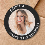Pegatina Redonda Black Modern Classic Happy 21st Birthday Photo<br><div class="desc">Cute 21 cumpleaños feliz Personalizado de cumpleaños pegatinas de fotos para la fiesta de cumpleaños de su hijo o hija. Cuentan con un lindo texto y una imagen personalizables. Perfecto para invitaciones y golosinas de bolsos fiestas.</div>