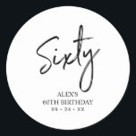 Pegatina Redonda Black & White 60th Birthday Party Favor Gracias<br><div class="desc">Este sencillo personalizado gracias pegatina añadirá un detalle elegante a su día especial. Este diseño presenta letras de guiones modernas "Sixty" con texto personalizado. En mi tienda BaraBomDesign hay disponibles invitaciones para cumplir 60 años y suministros para fiestas.</div>