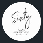 Pegatina Redonda Black & White 60th Birthday Party Favor Gracias<br><div class="desc">Este sencillo personalizado gracias pegatina añadirá un detalle elegante a su día especial. Este diseño presenta letras de guiones modernas "Sixty" con texto personalizado. En mi tienda BaraBomDesign hay disponibles invitaciones para cumplir 60 años y suministros para fiestas.</div>