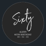 Pegatina Redonda Black & White 60th Birthday Party Favor Gracias<br><div class="desc">Este sencillo personalizado gracias pegatina añadirá un detalle elegante a su día especial. Este diseño presenta letras de guiones modernas "Sixty" con texto personalizado. En mi tienda BaraBomDesign hay disponibles invitaciones para cumplir 60 años y suministros para fiestas.</div>