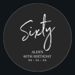 Pegatina Redonda Black & White 60th Birthday Party Favor Gracias<br><div class="desc">Este sencillo personalizado gracias pegatina añadirá un detalle elegante a su día especial. Este diseño presenta letras de guiones modernas "Sixty" con texto personalizado. En mi tienda BaraBomDesign hay disponibles invitaciones para cumplir 60 años y suministros para fiestas.</div>