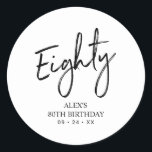 Pegatina Redonda Black & White 80th Birthday Party Favor Gracias<br><div class="desc">Este sencillo personalizado gracias pegatina añadirá un detalle elegante a su día especial. Este diseño presenta letras de escritura modernas "Ochenta" con texto personalizado. En mi tienda BaraBomDesign hay disponibles invitaciones para cumplir 80 años y suministros para fiestas.</div>