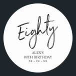 Pegatina Redonda Black & White 80th Birthday Party Favor Gracias<br><div class="desc">Este sencillo personalizado gracias pegatina añadirá un detalle elegante a su día especial. Este diseño presenta letras de escritura modernas "Ochenta" con texto personalizado. En mi tienda BaraBomDesign hay disponibles invitaciones para cumplir 80 años y suministros para fiestas.</div>