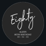 Pegatina Redonda Black & White 80th Birthday Party Favor Gracias<br><div class="desc">Este sencillo personalizado gracias pegatina añadirá un detalle elegante a su día especial. Este diseño presenta letras de escritura modernas "Ochenta" con texto personalizado. En mi tienda BaraBomDesign hay disponibles invitaciones para cumplir 80 años y suministros para fiestas.</div>