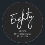 Pegatina Redonda Black & White 80th Birthday Party Favor Gracias<br><div class="desc">Este sencillo personalizado gracias pegatina añadirá un detalle elegante a su día especial. Este diseño presenta letras de escritura modernas "Ochenta" con texto personalizado. En mi tienda BaraBomDesign hay disponibles invitaciones para cumplir 80 años y suministros para fiestas.</div>