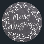Pegatina Redonda Black White Merry Christmas Chalkboard Wreath<br><div class="desc">Moda y corona blanca contemporánea sobre pizarra negra crean un sello para sobres Navidad fresco y moderno. Feliz Navidad está escrito en un estilo de letra moderno y de moda que complementa perfectamente la corona.</div>