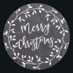 Pegatina Redonda Black White Merry Christmas Chalkboard Wreath<br><div class="desc">Moda y corona blanca contemporánea sobre pizarra negra crean un sello para sobres Navidad fresco y moderno. Feliz Navidad está escrito en un estilo de letra moderno y de moda que complementa perfectamente la corona.</div>