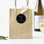 Pegatina Redonda Black White Modern Gracias Favor De La Boda Con Ta<br><div class="desc">Si buscas una manera moderna y elegante de sellar tus invitaciones a la boda, entonces no dejes de ver nuestra tarjeta de agradecimiento moderna en blanco y negro o nuestros pegatinas de novios. Nuestros clásicos pegatinas redondos son el toque final perfecto para cualquier envoltura boda, y le agregarán un toque...</div>