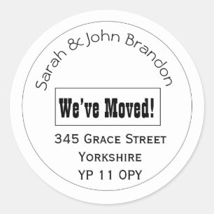 Pegatina Redonda Blanco negro moderno hemos movido la Invitación