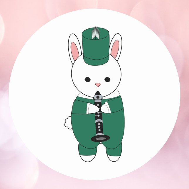 Pegatina Redonda Blanco verde de la banda de marcha del conejo clar (A sticker of a clarinet playing bunny rabbit wearing a green and white marching band outfit.)