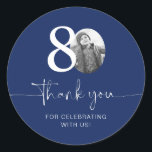 Pegatina Redonda Blue 80th Birthday Gracias<br><div class="desc">Añade un toque personal a tus favores de fiesta con este pegatina de cumpleaños número 80 personalizable! Diseñado para hacer su celebración de hitos extra especial, este pegatina le permite añadir su propia foto y personalizar el texto para un conservador único. Perfecto para adjuntar favores de fiesta, bolsos de regalo...</div>