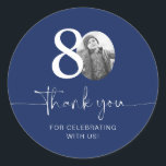 Pegatina Redonda Blue 80th Birthday Gracias<br><div class="desc">Añade un toque personal a tus favores de fiesta con este pegatina de cumpleaños número 80 personalizable! Diseñado para hacer su celebración de hitos extra especial, este pegatina le permite añadir su propia foto y personalizar el texto para un conservador único. Perfecto para adjuntar favores de fiesta, bolsos de regalo...</div>