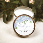 Pegatina Redonda Blue Hydrangea Favor de Boda Personalizada<br><div class="desc">Este hermoso diseño cuenta con flores acuarelas y su texto personalizado. Utilice la plantilla para rellenar su información. La función "Personalizar más adelante" se puede utilizar para cambiar el tipo de letra (tamaño,  estilo,  color),  añadir más líneas de texto o cambiar el diseño.</div>