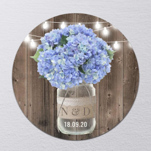 Pegatina Redonda Blue Hydrangea Floral Jar Rustic Wood Boda