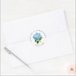 Pegatina Redonda Blue Hydrangea Names and Boda Date<br><div class="desc">Un detalle sencillo y económico para sobres,  favores,  empaque y más,  estos pegatinas redondos de texto personalizado cuentan con una flor de hidrato azul perwinkle clásica y un nombre arqueado y texto de fecha boda.</div>