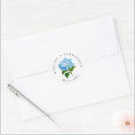 Pegatina Redonda Blue Hydrangea Names and Boda Date<br><div class="desc">Un detalle sencillo y económico para sobres,  favores,  empaque y más,  estos pegatinas redondos de texto personalizado cuentan con una flor de hidrato azul perwinkle clásica y un nombre arqueado y texto de fecha boda.</div>