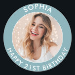 Pegatina Redonda Blue Modern Colorful Happy 21st Birthday Photo<br><div class="desc">Cute 21 cumpleaños feliz Personalizado de cumpleaños pegatinas de fotos para la fiesta de cumpleaños de su hijo o hija. Cuentan con un lindo texto y una imagen personalizables. Perfecto para invitaciones y golosinas de bolsos fiestas.</div>