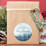 Pegatina Redonda Blue Mountain Pines Festious Merry Christmas<br><div class="desc">Estos pegatinas divertidos son perfectos como sellos para sobres o etiquetas de regalo. Presentan un diseño rústico de acuarela de pinos azules envueltos en niebla o niebla. La leyenda dice: "¡les deseo a ustedes y a los tuyos una Feliz Navidad!" Hay espacio para tu nombre y el año siguiente.</div>
