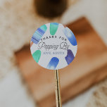 Pegatina Redonda Blue Popsicle Kids Birthday Favor de ti<br><div class="desc">Diseñados para coincidir con las invitaciones de cumpleaños de nuestros niños de color agua,  estos pegatinas personalizados adorables cuentan con un borde de paletas de color agua en verde y azul. "Gracias por venir" aparece en el centro con letras extravagantes.</div>