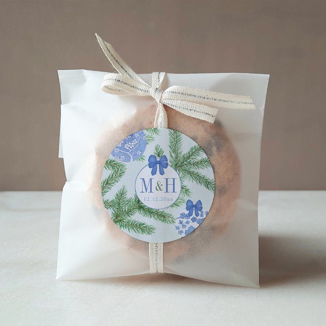 Pegatina Redonda Blue White Baubles Fir Tree Holidays Boda (Monogram favor sticker design for Christmas wedding featuring fir tree branch and blue white baubles)