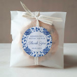 Pegatina Redonda Blue & White Floral Bridal Shower Gracias Por Favo<br><div class="desc">Wedding Shower o Baby Shower gracias favoreces a los pegatinas con un patrón de fondo chinoiserie pintado a mano azul y blanco basado en un patrón visto en un jarrón de jengibre vintage.</div>