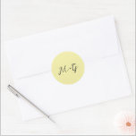Pegatina Redonda Boda Amarilla Elegante con guión negrita<br><div class="desc">Etiquetas de bodas de estilo clásico con un diseño sencillo pero elegante con tu monograma en escritura.</div>
