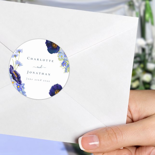 Pegatina Redonda Boda azul de flores silvestres moderno (Blue wildflower wedding custom sticker with bride and grooms names and wedding date)