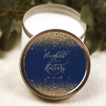 Pegatina Redonda Boda azul de la Marina con guión de Purpurina dora<br><div class="desc">Este elegante y moderno pegatina boda presenta un diseño purpurina de color dorado en el borde superior e inferior. Personalizar fácilmente el texto de color dorado en un fondo azul marino,  con los nombres de la novia y el novio en caligrafía escrita a mano sobre un gran ancho.</div>