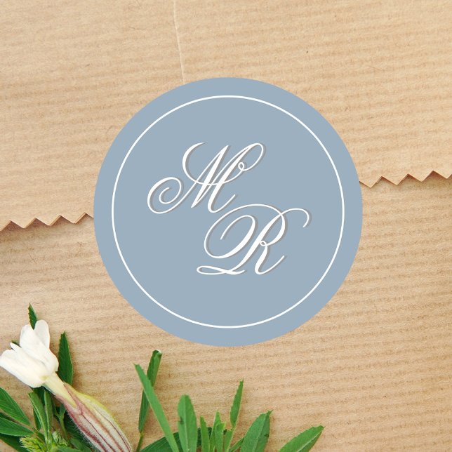 Pegatina Redonda Boda azul turbio Personalizado monograma (Elegant dusty blue monogram sticker template.)