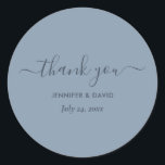 Pegatina Redonda Boda azul turbulento con guión moderno Gracias Clá<br><div class="desc">Boda azul polvoriento personalizado moderno gracias pegatina con escritura moderna. Personaliza fácilmente en línea. Elementos coincidentes disponibles para complementar estos minimalistas pegatinas redondos bodas azules polvorientos.</div>