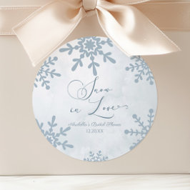 Pegatina Redonda Boda Bajo la Nieve Paisaje Invernal de Ensueño Des