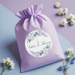 Pegatina Redonda Boda blanco floral de la Torre Eiffel de París<br><div class="desc">Nuestro diseño pegatina boda de Paris Whisper evoca una elegancia románica y encantadora. Una bonita combinación de acuarelas florales con susurros de tonos azules y suaves lavanda que captan la elegancia parisina. El romántico emparejamiento tipográfico de series y elegantes detalles de escritura realza aún más el estilo románico. Las sutiles...</div>