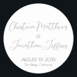 Pegatina Redonda Boda blanco moderno y elegante<br><div class="desc">Este evento o pegatina boda moderno y elegante presenta un sencillo fondo blanco con texto negro. Los nombres de la pareja se imprimen en una letra de guión. A continuación se indican la fecha y la ubicación del boda.</div>