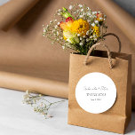 Pegatina Redonda Boda blanco y negro Minimalista simple gracias<br><div class="desc">Aumente su gratitud con nuestros sencillos Bodas Minimalistas en blanco y negro Gracias a los Pegatinas redondos clásicos. Estos elegantes pegatinas ofrecen un diseño elegante para expresar su aprecio de manera elegante. Perfecto para añadir un toque personal a tus favores de boda o notas de agradecimiento. ¡Haz que tus gestos...</div>