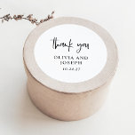 Pegatina Redonda Boda blanco y negro moderno<br><div class="desc">Estos modernos,  sencillos y elegantes pegatinas de boda o ducha de novias presentan un minimalista diseño de texto en blanco y negro con un elegante guión escrito a mano que dice "gracias".</div>